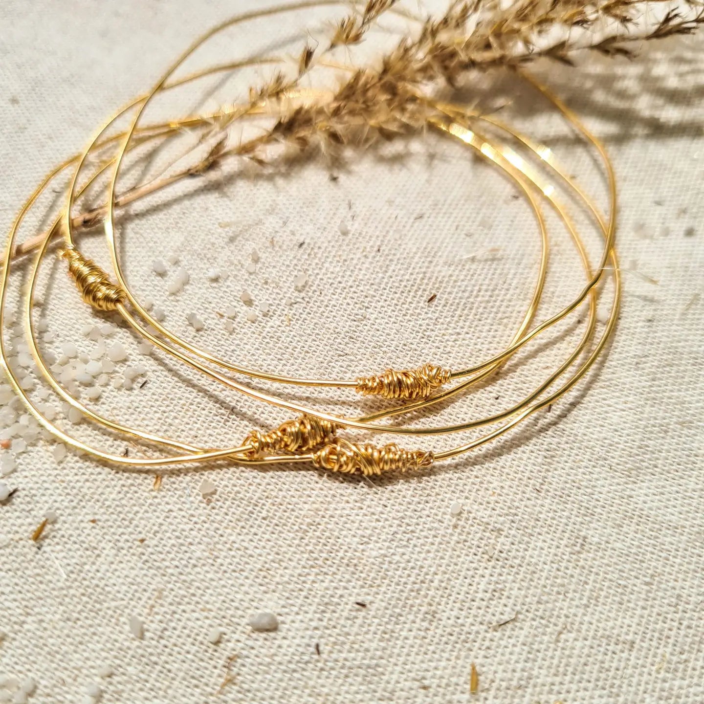 bracelet jonc brindille gold filled fait main délicat femme artisanal