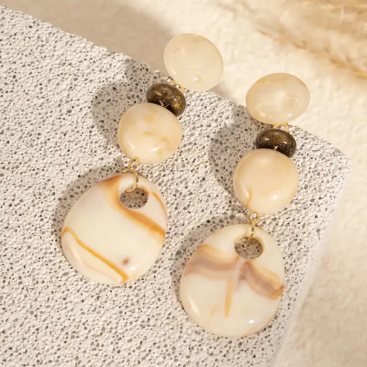 boucles oreilles résine marbrée écru beige pendantes légères femme