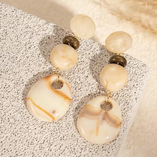 boucles oreilles résine marbrée écru beige pendantes légères femme