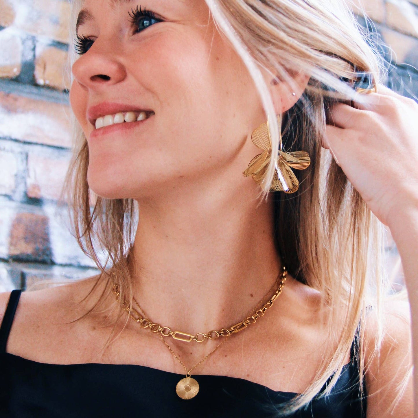 Boucles d'oreilles créoles fleur dorée — Acier inoxydable | 7 cm